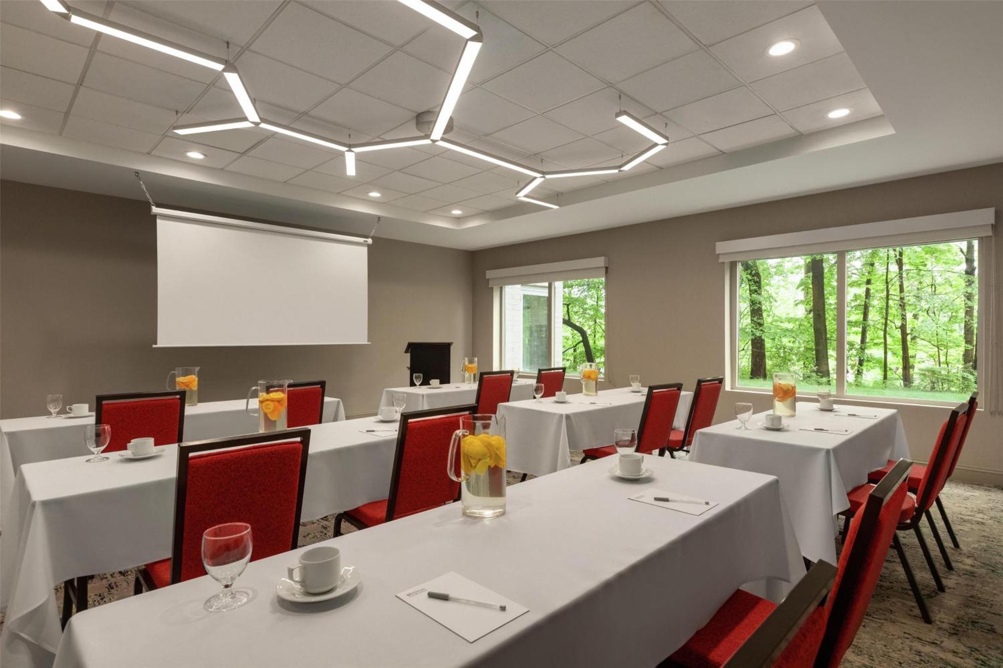 Hilton Garden Cleveland Airport 3*